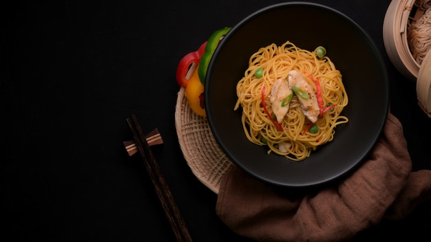 Photo aérienne de nouilles Schezwan avec sauce aux légumes, poulet et piment