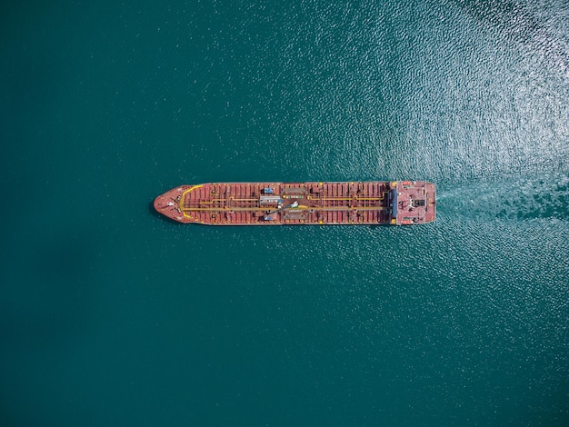 Photo aérienne par drone d'un pétrolier industriel et d'un pétrolier pétrochimique en croisière