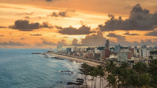 Photo aérienne de la plage de Barra à Salvador Bahia au Brésil.