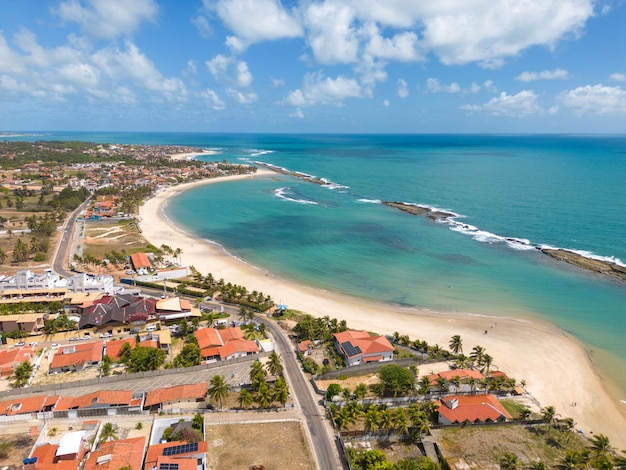 Photo aérienne de la plage de Barra de Tabatinga dans la ville de Nisia Floresta, Rio Grande do Norte, Brésil.