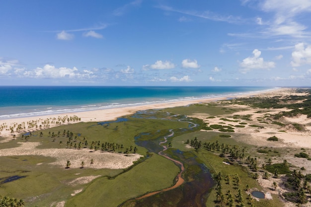 Photo aérienne d'une plage sur la côte nord-est du Brésil South Rim of Pirambu