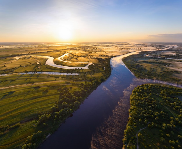 Photo aérienne de la rivière Prypiac au parc national Prypyatski