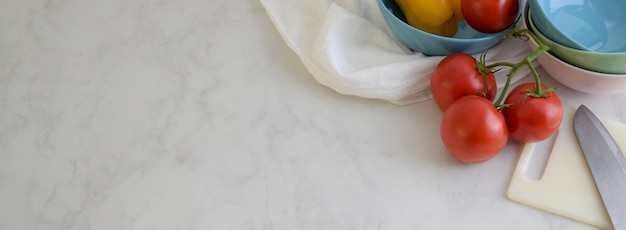 Photo aérienne d'une table de cuisine en marbre avec des ustensiles de cuisine, des légumes, un torchon et un espace de copie