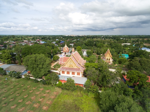 Photo aérienne de temple thaïlandais à la campagne en Thaïlande