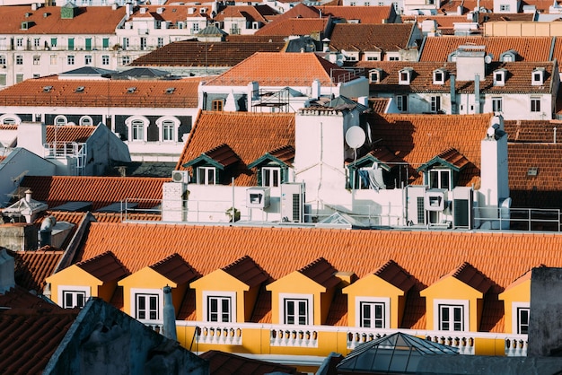 Photo aérienne d'une vieille ville de Lisbonne Portugal sur un coucher de soleil