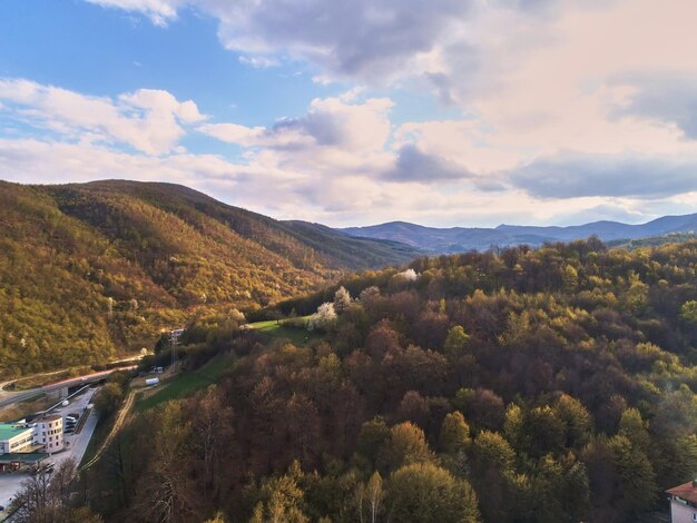 Photo aérienne de la ville de Novi travnik située dans le centre de la bosnie. Photo de haute qualité