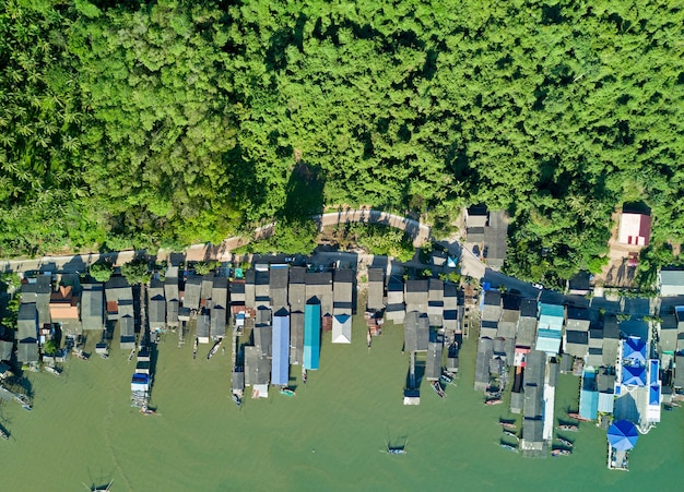 Photo aérienne vue de dessus du drone volant du village de pêche