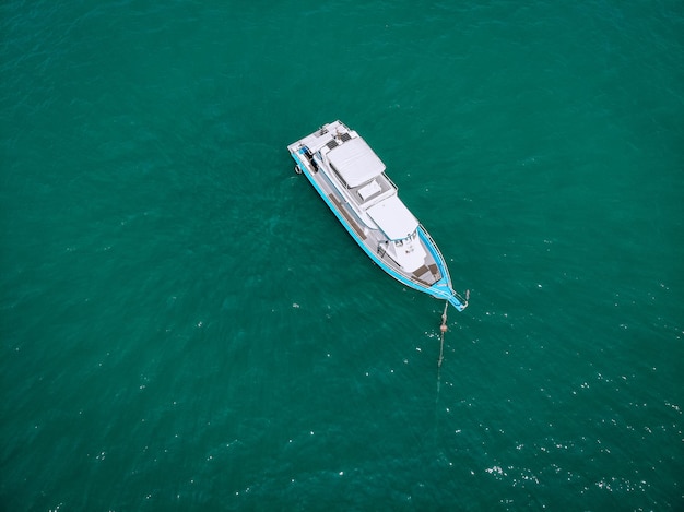 Photo aérienne d'un yacht blanc de luxe isolé dans la mer