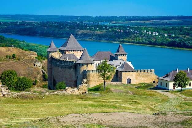 Photo d'un ancien château en pierre avec de nombreuses tours hautes à Khotym