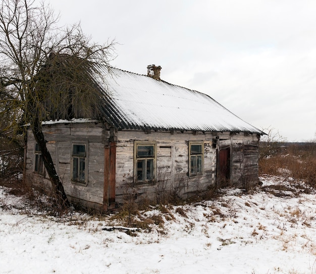 Photo De L'ancienne Maison Qui S'effondre, Recouverte De Neige Après Les Chutes De Neige