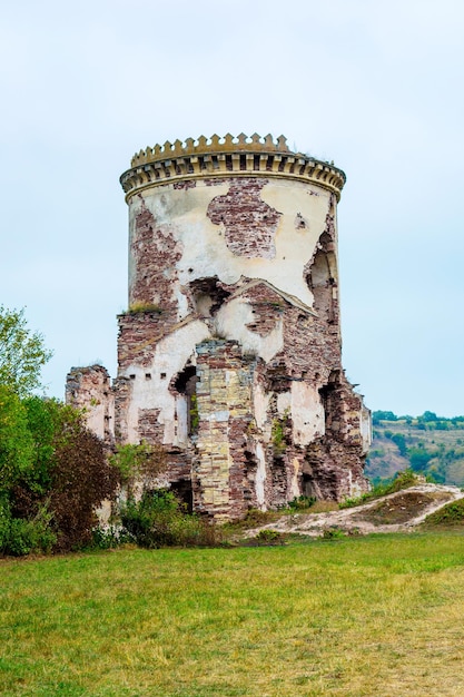Photo de l'ancienne tour du château en pierre à Nyrkiv