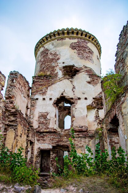 Photo de l'ancienne tour du château en pierre à Nyrkiv