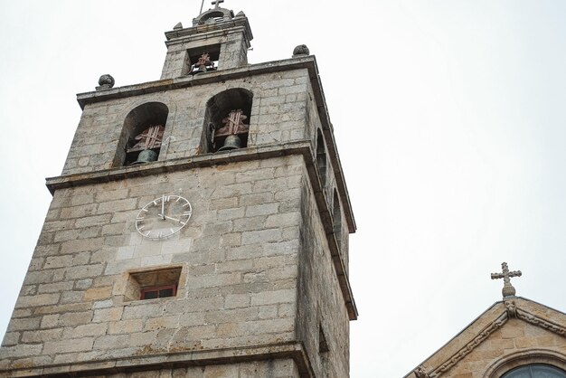 Une photo d'angle bas d'une cathédrale sous un ciel nuageux