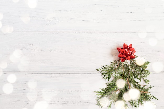 Photo D'arbre De Noël Avec Bokeh Sur Le Fond En Bois Blanc.