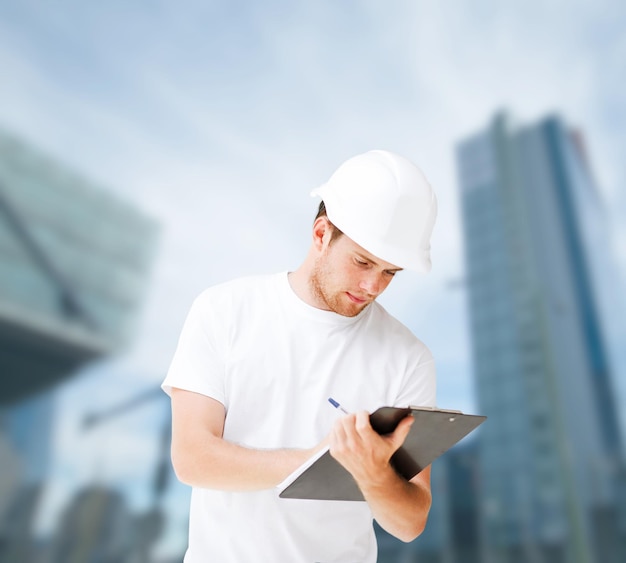 photo d'un architecte masculin en casque regardant un plan