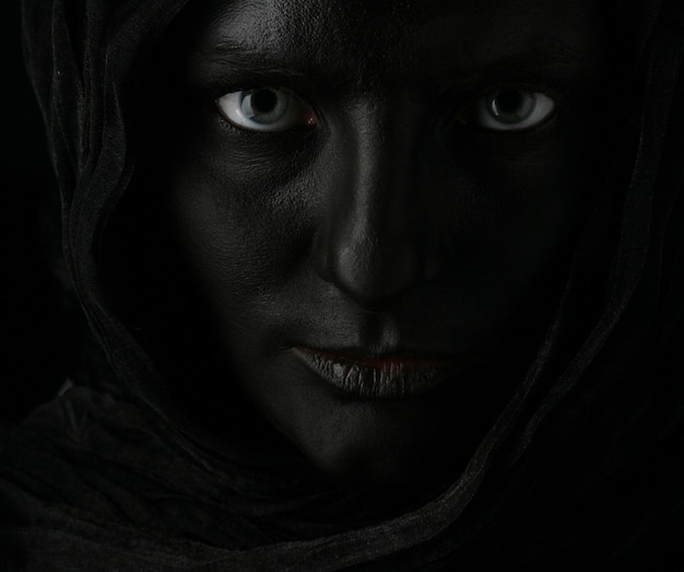 Photo d'art d'une belle femme au visage noir