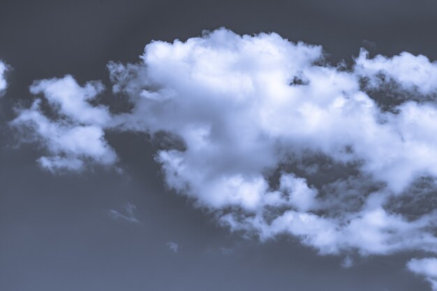 Photo artistique du ciel avec des nuages aux couleurs bleus et blancs, conception de fond de nature abstraite