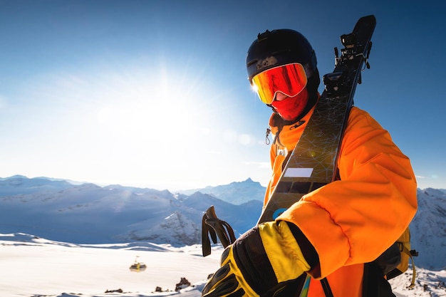 Photo d'un athlète avec un casque et un masque avec des skis sur son épaule un jeune homme se tient dans le