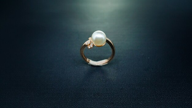 photo de bague en or avec diamant blanc