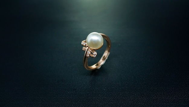 photo de bague en or avec diamant blanc