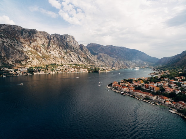 Photo de la baie de Kotor depuis un drone près de la ville de prchan vue sur la ville de dobrota et de kotor