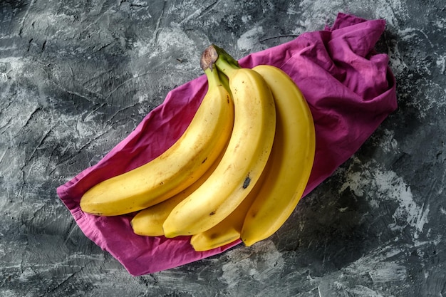 photo de bananes empilées sur un fond gris