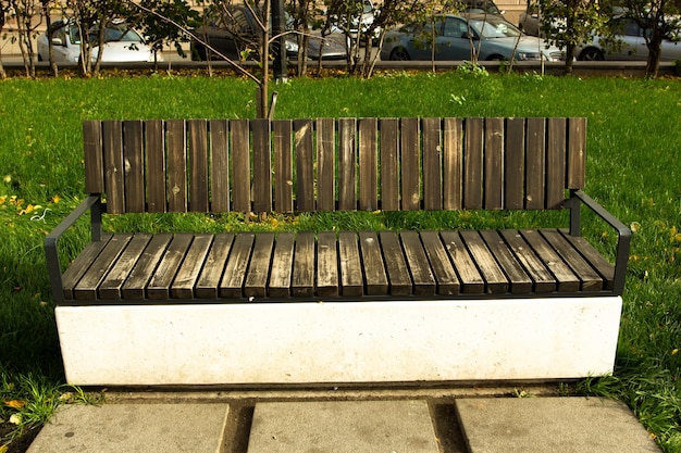 Photo d'un banc en bois avec une base en béton