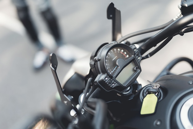 Sur la photo la barre de la moto avec des boutons de commande.