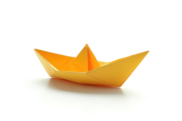 Photo d'un bateau en papier origami à fond blanc