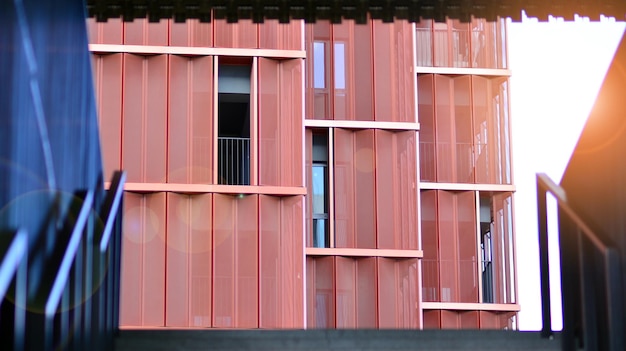 une photo d'un bâtiment avec un homme et une femme devant.