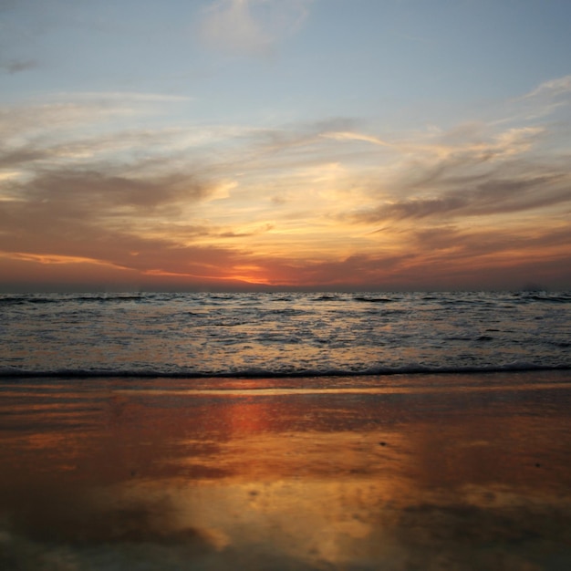 Photo d'un beau coucher de soleil sur la mer