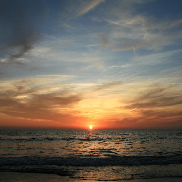 Photo d'un beau coucher de soleil sur la mer