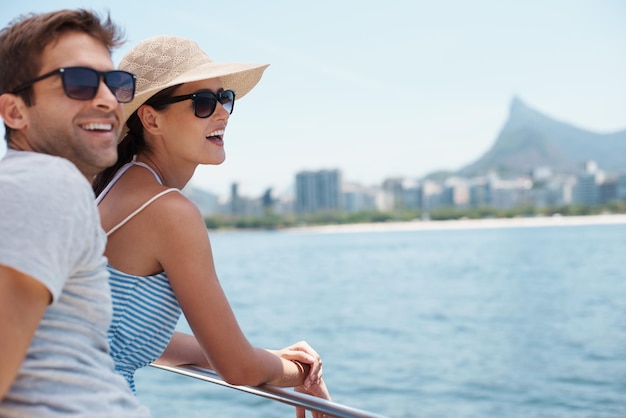 Photo d'un beau jeune couple profitant d'une promenade en bateau ensemble