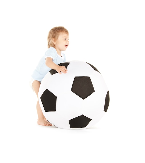 photo de bébé garçon avec ballon de football sur blanc