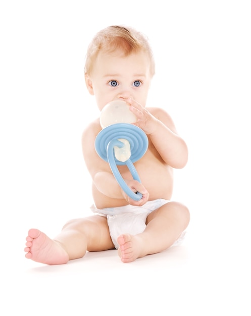 Photo de bébé garçon avec grosse tétine sur blanc