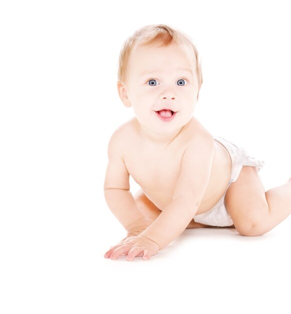 Photo de bébé garçon rampant en couche sur blanc