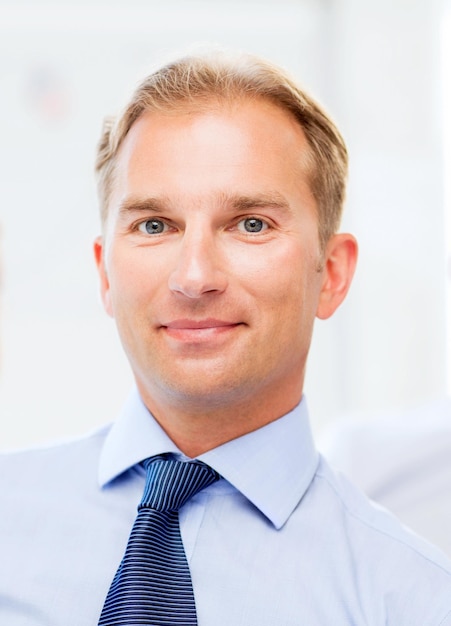 photo d'un bel homme d'affaires souriant au bureau