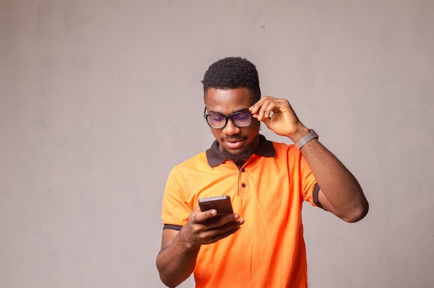 Photo d'un bel homme joyeux et positif se réjouissant d'avoir reçu une longue notification exprectée dans des lunettes ravie