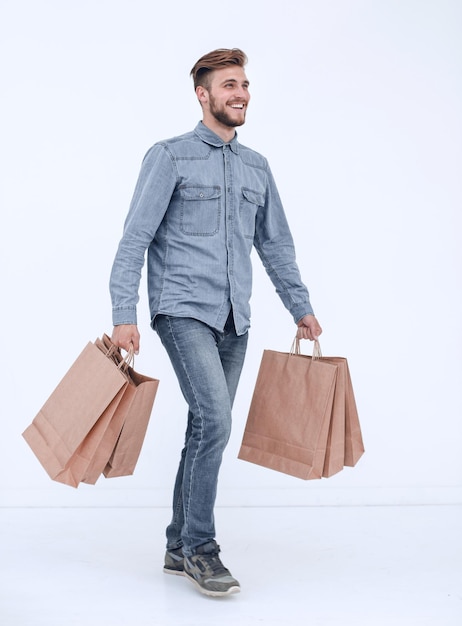 Photo d'un bel homme avec des sacs à provisions