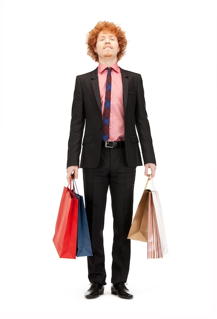 photo de bel homme avec des sacs à provisions