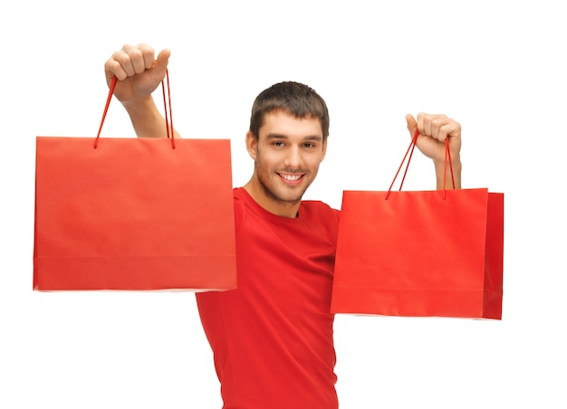 photo de bel homme avec des sacs à provisions