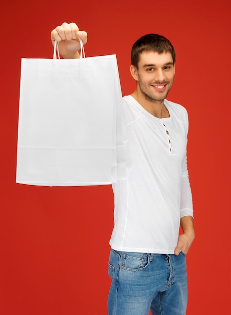 photo de bel homme avec des sacs à provisions