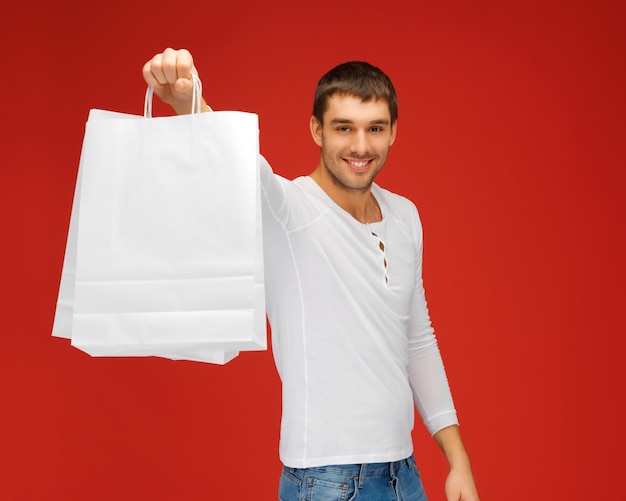 photo de bel homme avec des sacs à provisions