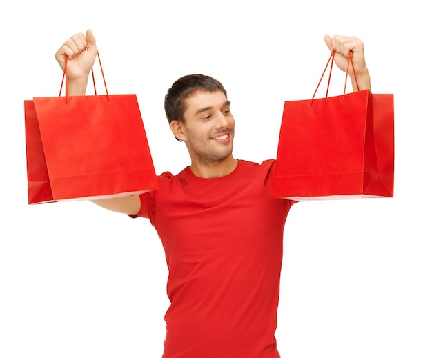 photo de bel homme avec des sacs à provisions