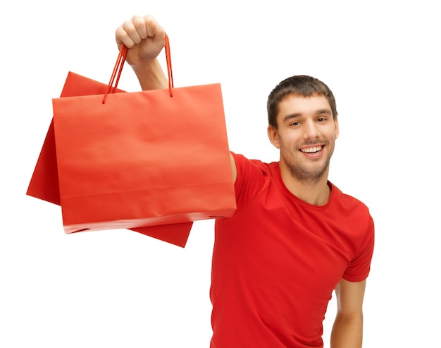 photo de bel homme avec des sacs à provisions