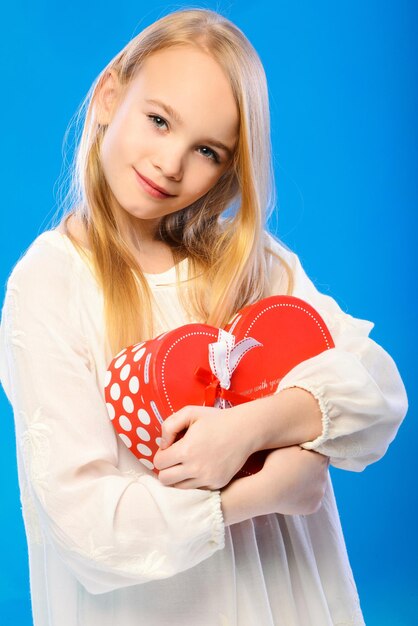 Photo d'une belle adolescente filmant en studio