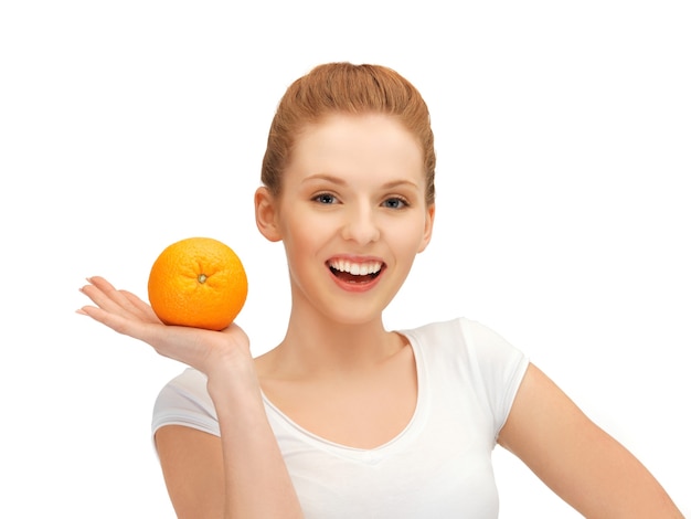 photo de belle adolescente avec orange.