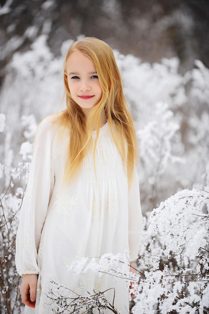 Photo d'une belle adolescente prise à l'extérieur en hiver