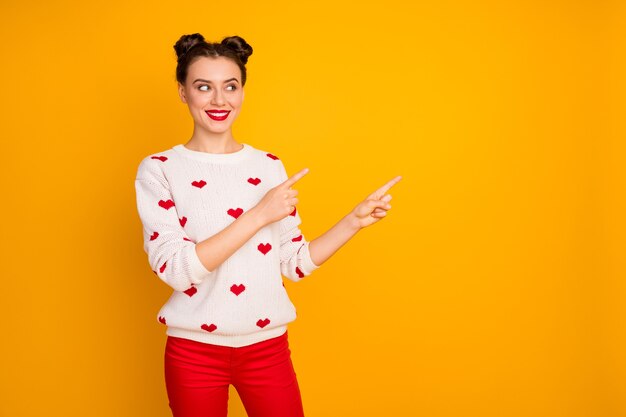 Photo de la belle dame de Cupidon indiquant les doigts de la journée des amoureux de l'espace vide