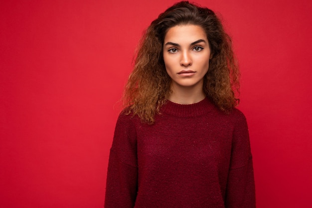 Photo de belle femme adulte portant des vêtements élégants debout isolé sur fond coloré avec